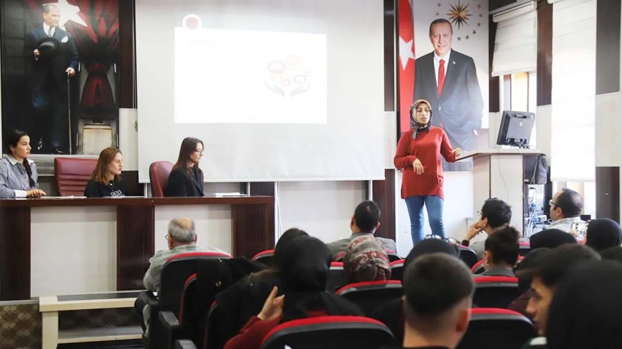 Yozgat Meslek Yüksekokulu'nda gerçekleştirilen üçüncü Öğrenci Paneli'nde, Finans, Bankacılık ve