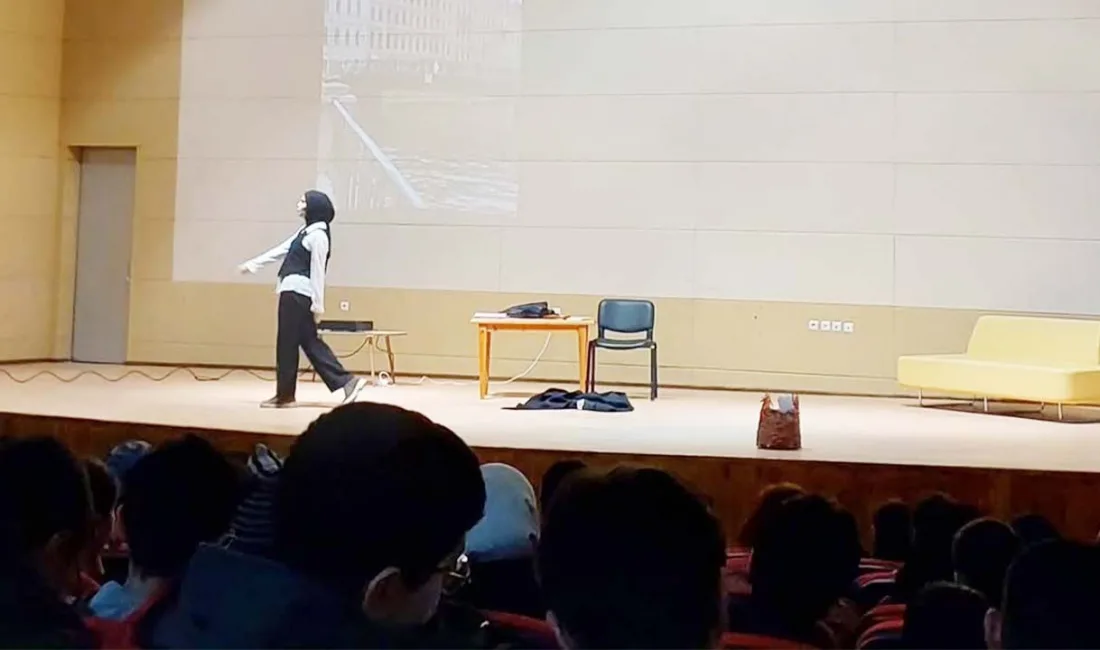 Yozgat Şehitler Fen Lisesi’nde Sabiha Zümra Karslıoğlu’ndan Tek Kişilik Tiyatro Performansı! Yozgat Şehitler Fen Lisesi Tiyatro Topluluğu'nun genç yeteneği Sabiha Zümra