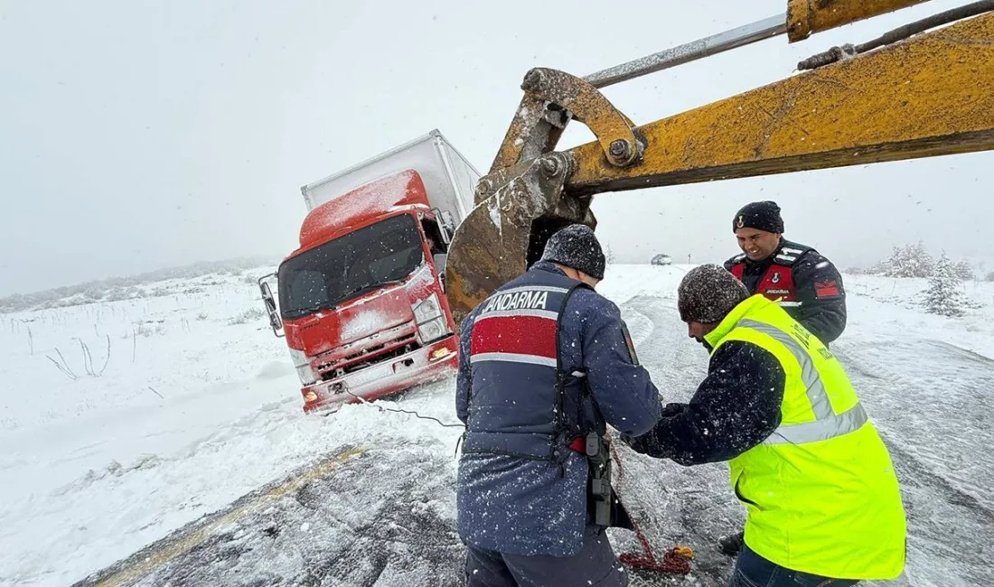 Yozgat genelinde etkili olan yoğun kar yağışı nedeniyle yollarda mahsur