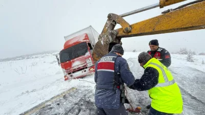 Yozgat genelinde etkili olan yoğun kar yağışı nedeniyle yollarda mahsur