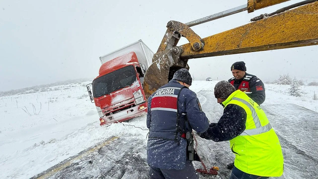 Yozgat genelinde etkili olan yoğun kar yağışı nedeniyle yollarda mahsur