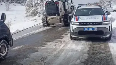 Yol tekrar trafiğe açıldı. Yozgat'ın Akdağmadeni ilçesinde kar yağışı sonucu