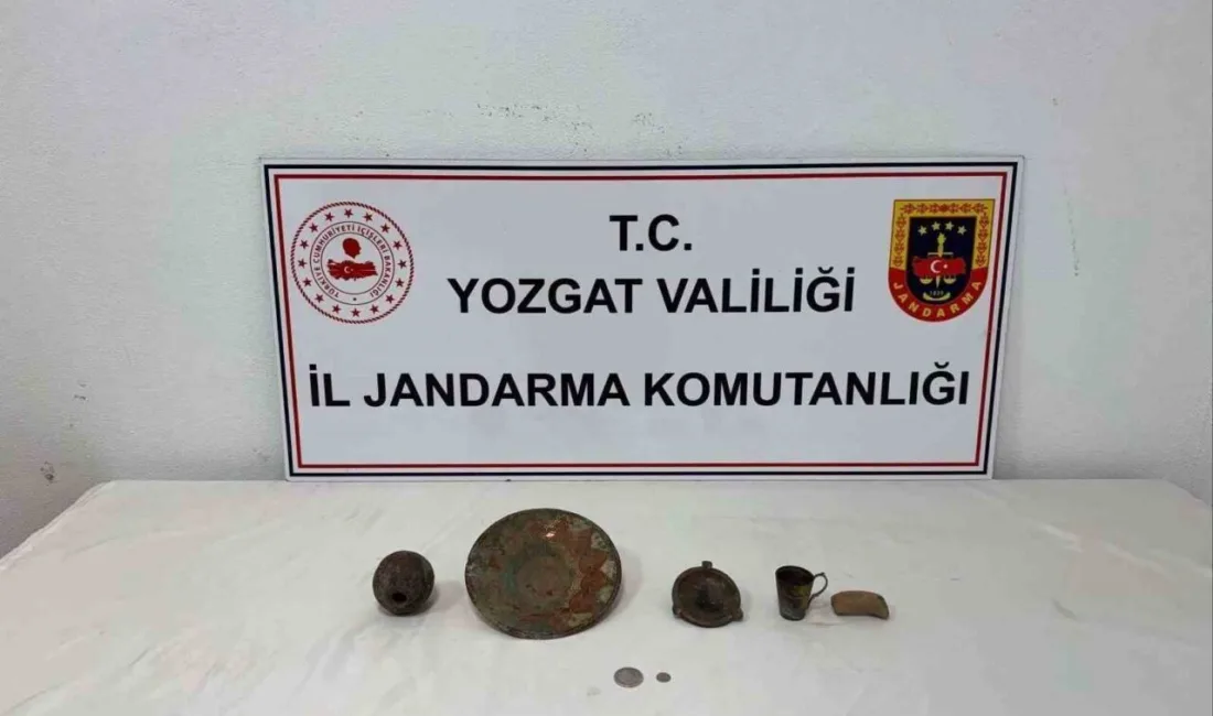 Yozgat'ın Akdağmadeni ilçesinde, jandarma ekipleri tarafından bir araçta tarihi eser