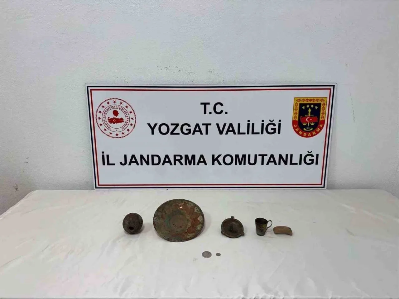 Yozgat'ın Akdağmadeni ilçesinde, jandarma ekipleri tarafından bir araçta tarihi eser
