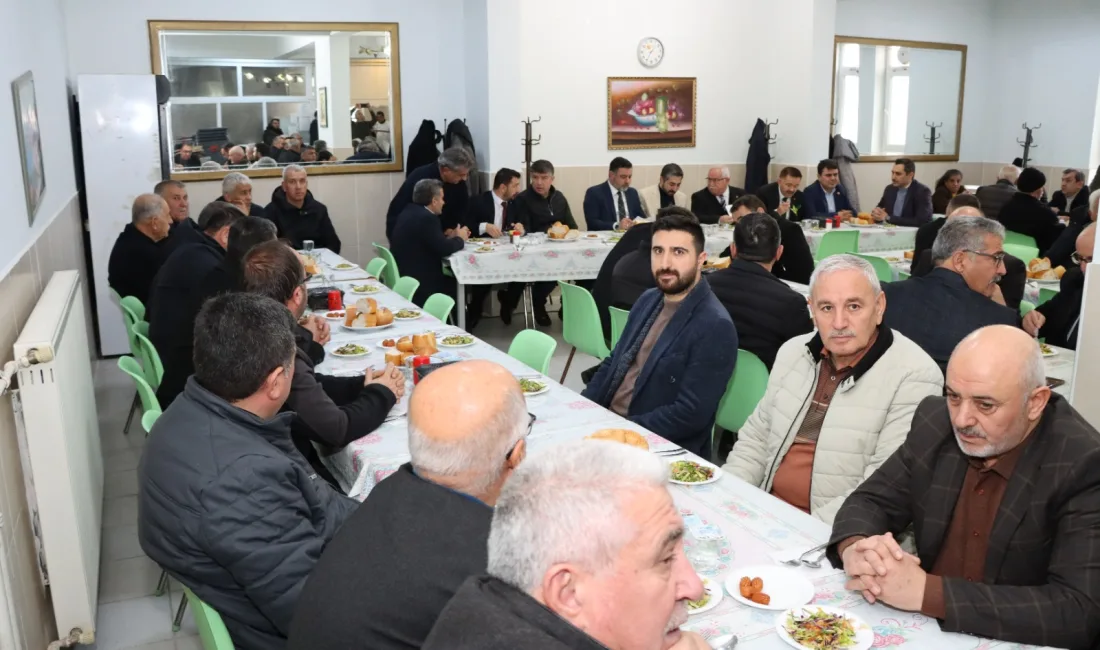 AK Parti Yerköy İlçe Başkanlığı tarafından Öğretmenevi’nde düzenlenen öğle yemeğinde