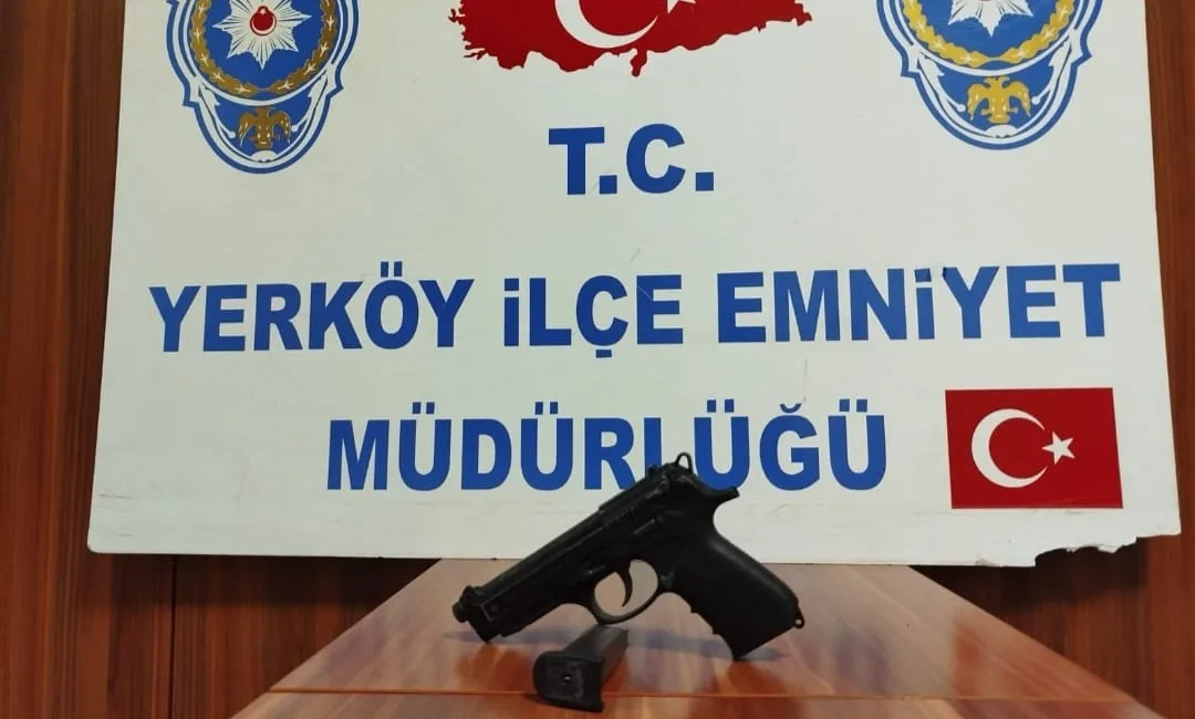 Yerköy’de bir iş yerinde yapılan çalışmada ruhsatsız tabanca ve şarjör