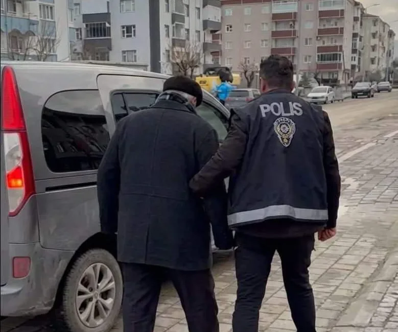 Yerköy İlçe Emniyet Müdürlüğü ekiplerince yapılan GBT kontrolünde, dolandırıcılık suçundan