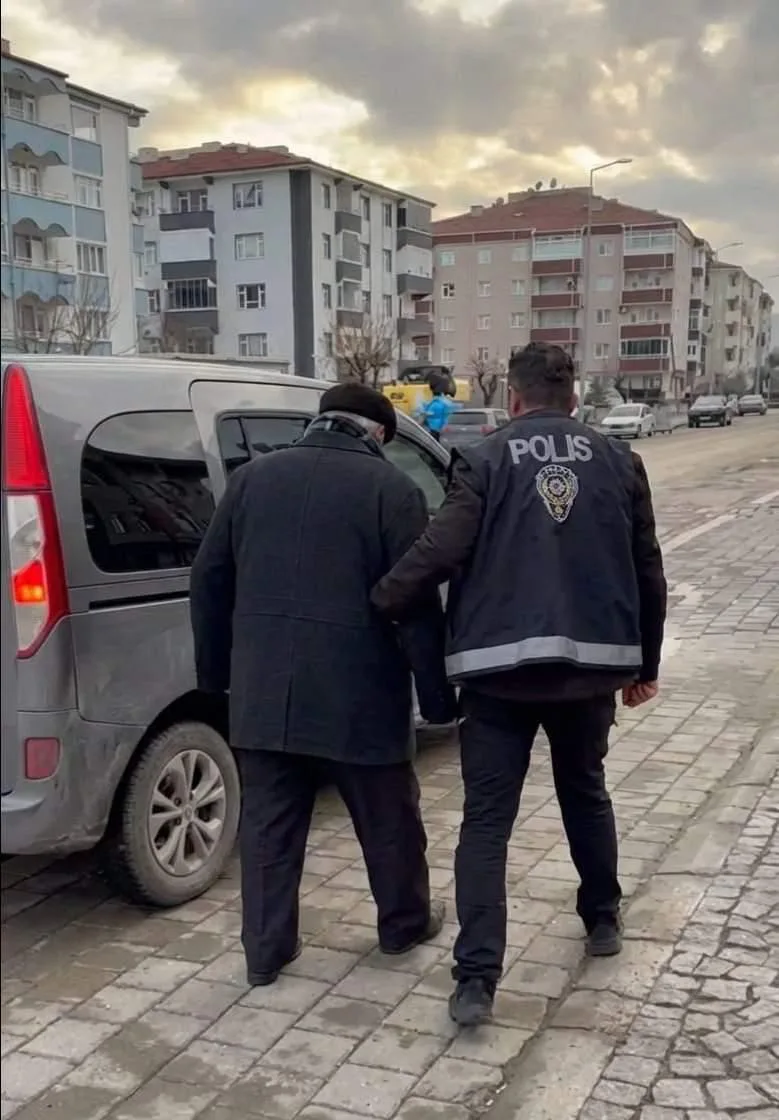 Yerköy İlçe Emniyet Müdürlüğü ekiplerince yapılan GBT kontrolünde, dolandırıcılık suçundan