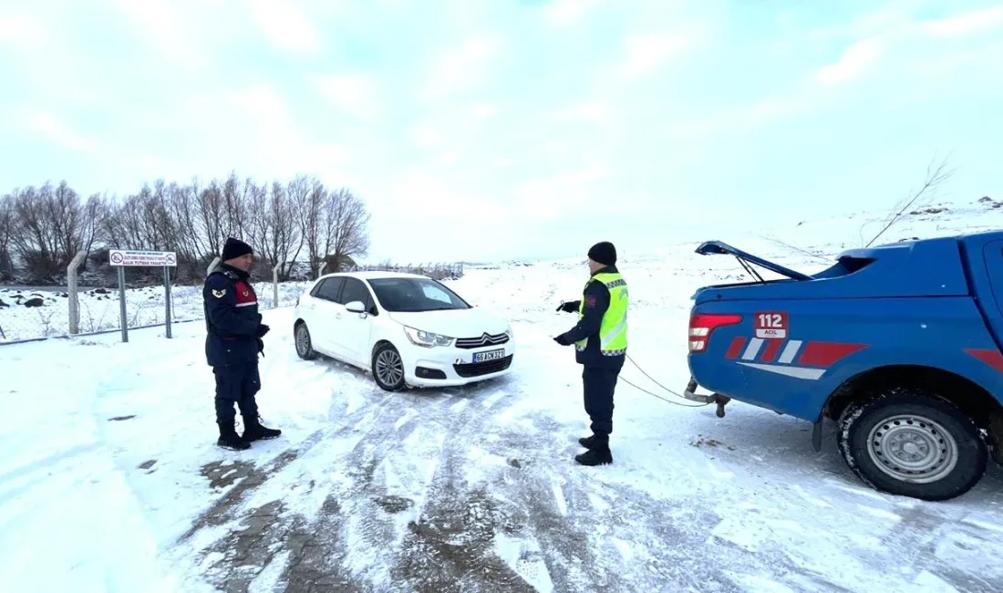 Yozgat’ın Saraykent ilçesinde, İlçe Jandarma Komutanlığı ekipleri, karlı ve buzlu