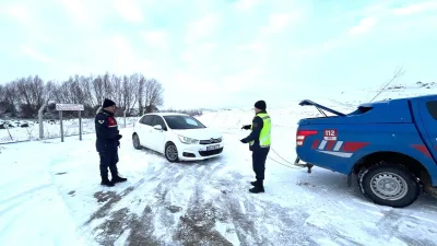 Yozgat’ın Saraykent ilçesinde, İlçe Jandarma Komutanlığı ekipleri, karlı ve buzlu