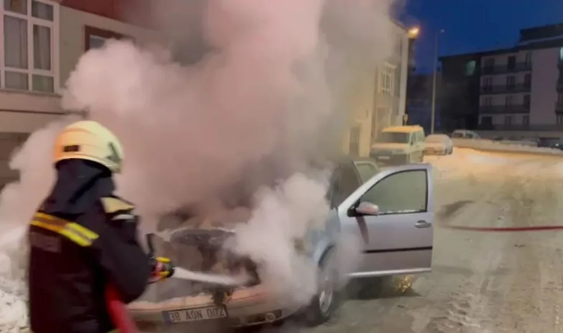 Gece saatlerinde park halindeki bir araçta çıkan yangın, mahalle sakinlerine