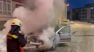 Gece saatlerinde park halindeki bir araçta çıkan yangın, mahalle sakinlerine