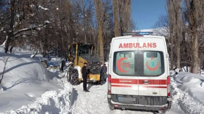 Yozgat'ın Çayıralan ilçesinde Evciler köyünde kaygan zemin nedeniyle yolda kalan