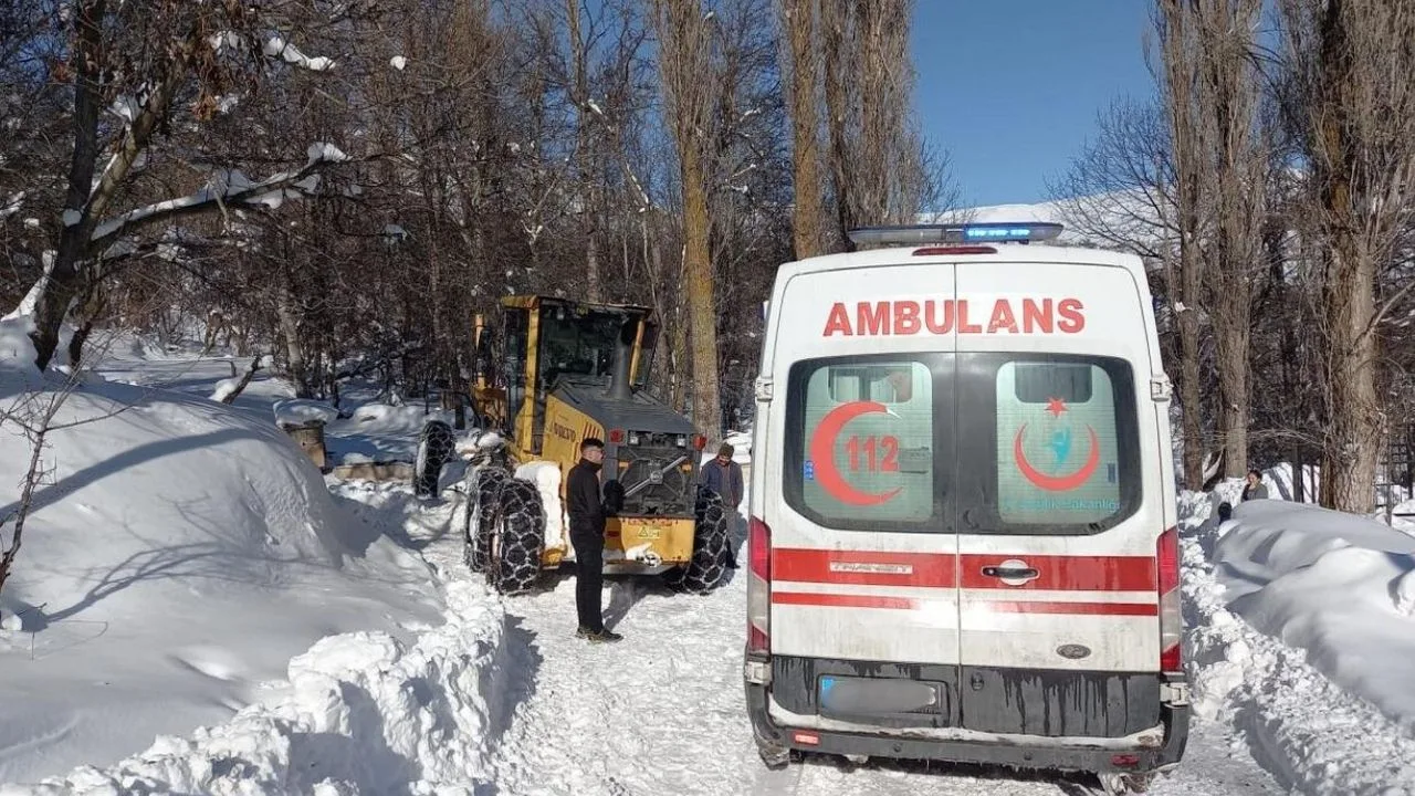 Yozgat'ın Çayıralan ilçesinde Evciler köyünde kaygan zemin nedeniyle yolda kalan