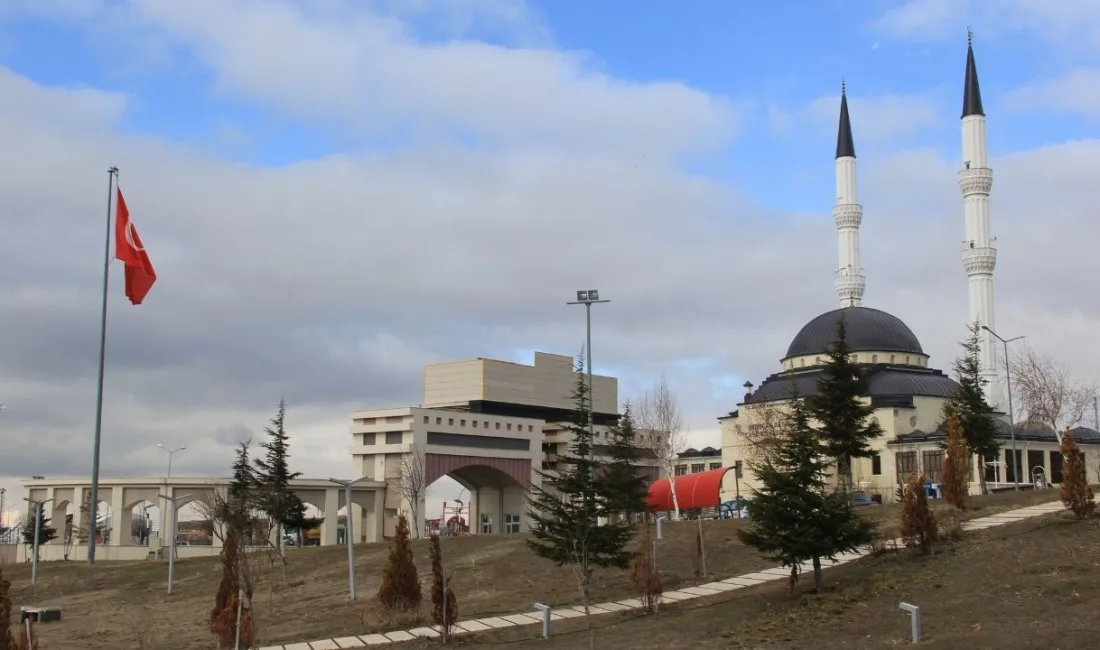 Yozgat Bozok Üniversitesi Erdoğan Akdağ Yerleşkesi’nde çatı yapımı ve inşaat