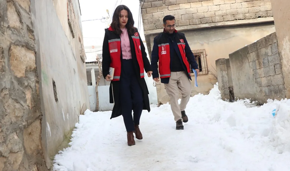 Siirt'te "kırmızı yelekliler" olarak bilinen sosyal hizmet ekipleri, karlı yolları