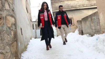 Siirt'te "kırmızı yelekliler" olarak bilinen sosyal hizmet ekipleri, karlı yolları