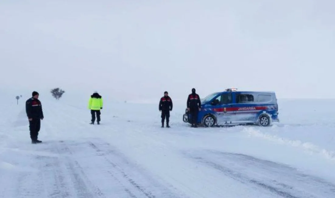 Sarıkaya Kaymakamlığı, ilçede etkili olan kar yağışı nedeniyle ekiplerin 7/24
