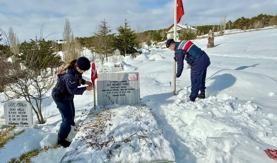 Yozgat'ın Çayıralan ve Merkez ilçelerinde, şehit mezarlarında bulunan eskiyen Türk