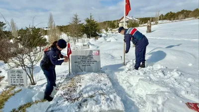 Yozgat'ın Çayıralan ve Merkez ilçelerinde, şehit mezarlarında bulunan eskiyen Türk