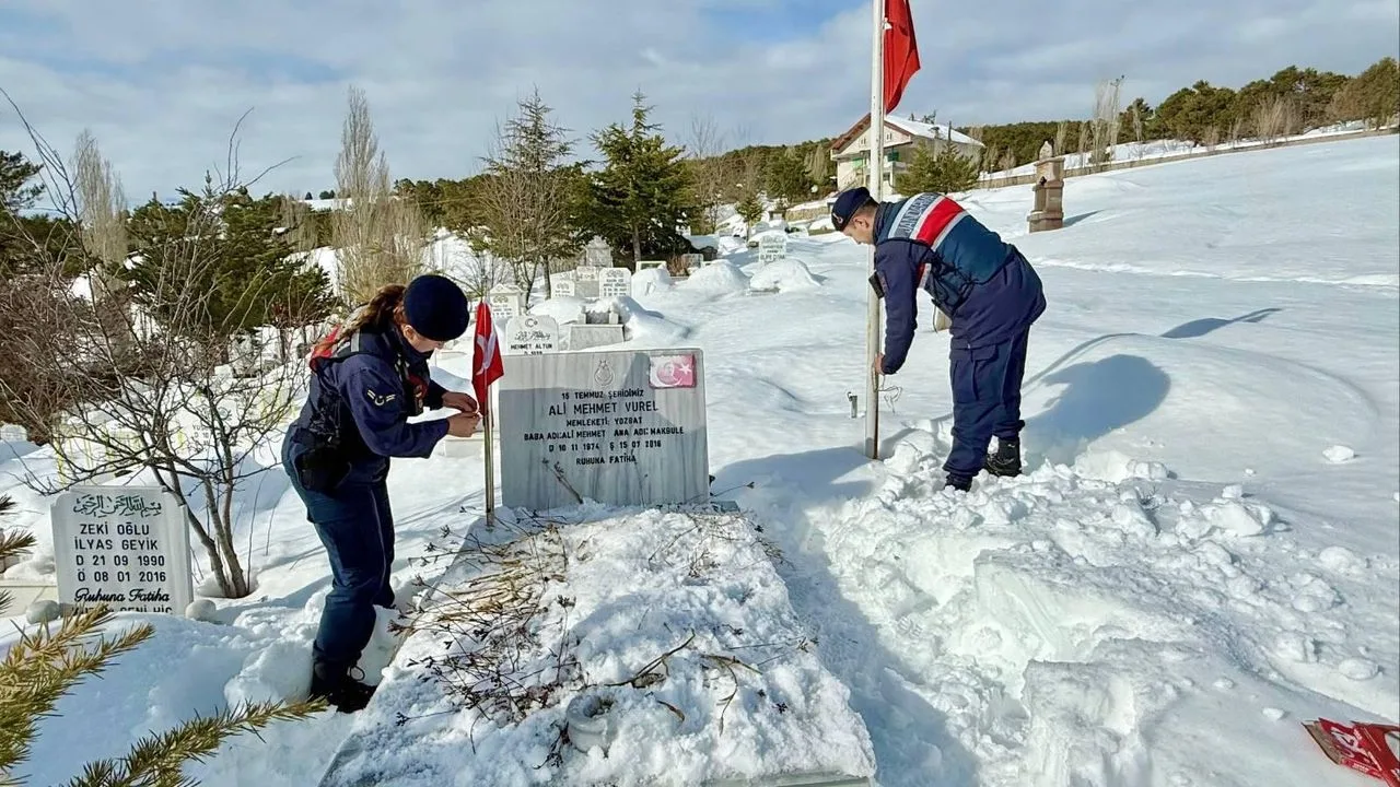 Yozgat'ın Çayıralan ve Merkez ilçelerinde, şehit mezarlarında bulunan eskiyen Türk