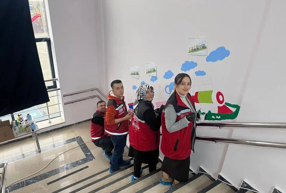 Yıl Anaokulu öğrencileri, yaratıcılıklarını renklerle duvarlara yansıttı. Yozgat Aile ve