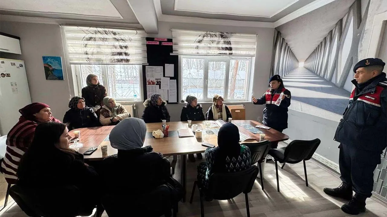 Yozgat İl Jandarma Komutanlığı, Sarıkaya Karayakup Beldesi’nde kadınlara yönelik bilgilendirme