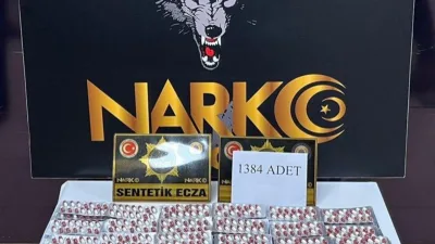 Operasyonda sentetik hap ve 80 bin TL para ele geçirildi.