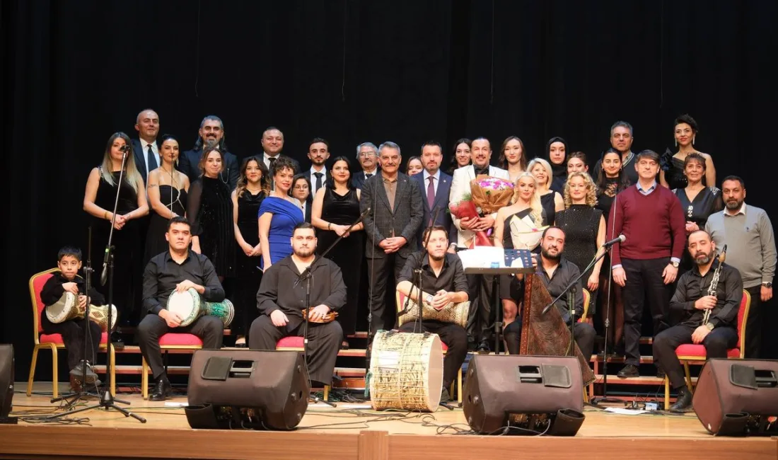 Konsere katılan sanatseverler, Türk Sanat Müziği’nin unutulmaz eserlerine coşkuyla eşlik