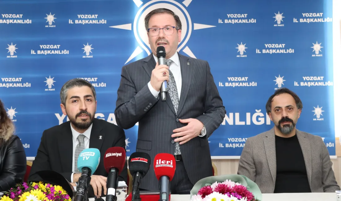 AK Parti Yozgat Merkez İlçe Başkanlığı'nda düzenlenen devir teslim töreniyle