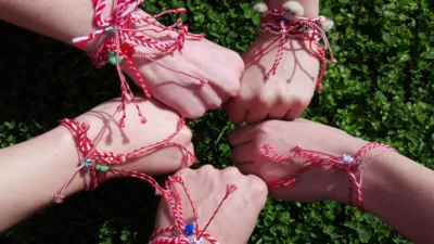 Marteniçka geleneği, Balkan kökenli kültürlerde baharın gelişini simgeleyen önemli bir