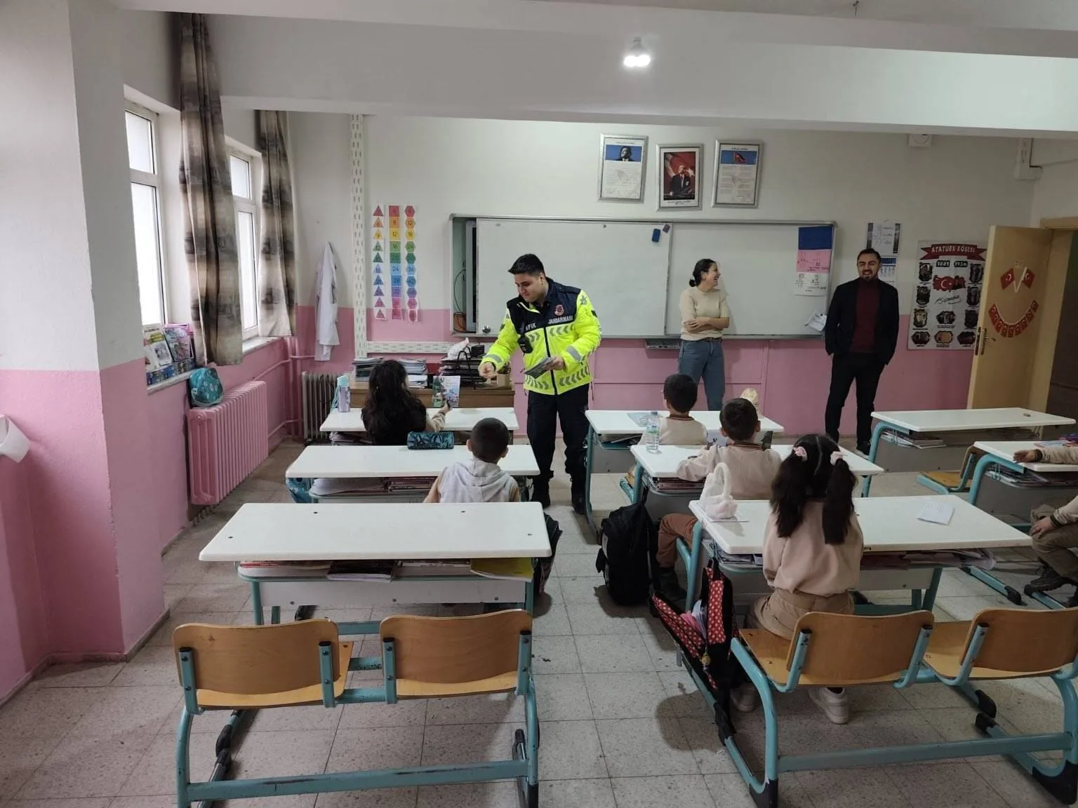 Yozgat İl Jandarma Komutanlığına bağlı trafik ekipleri, Yerköy ilçesinde ilköğretim