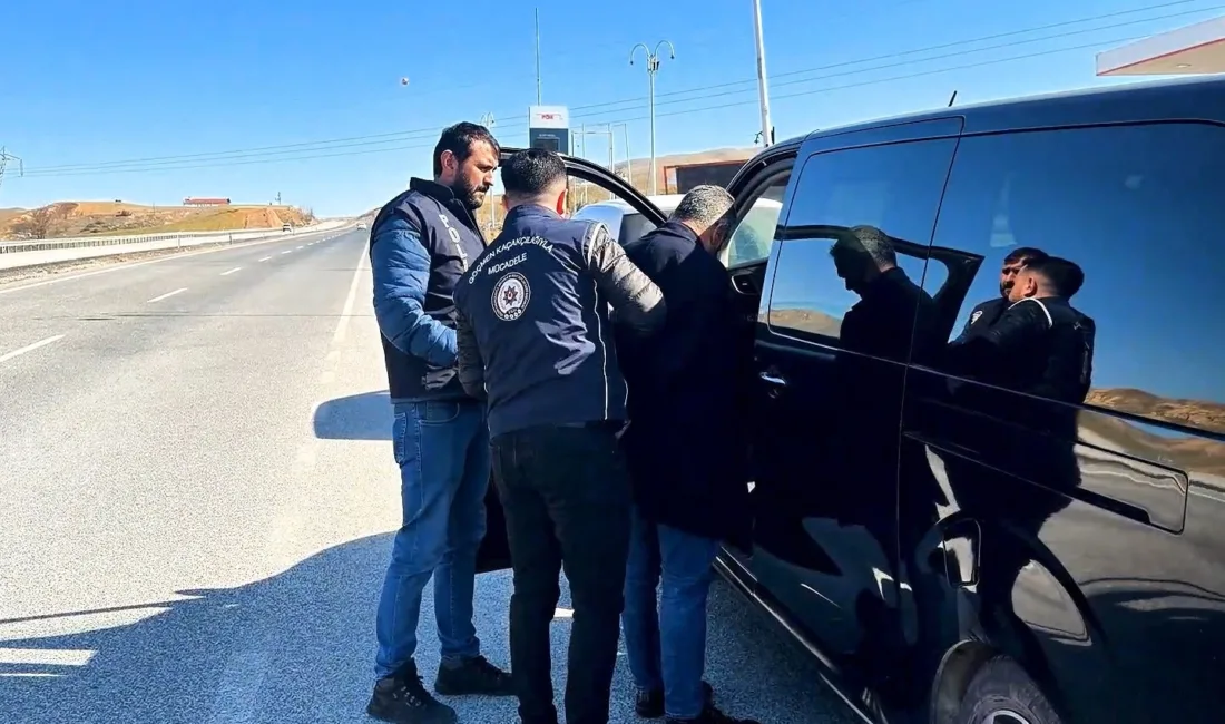 Yerköy ilçesinde gerçekleştirilen operasyonda, göçmen kaçakçılığı yaptığı tespit edilen 3