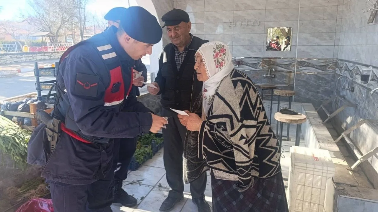 Jandarma ekipleri, telefon dolandırıcılığına karşı vatandaşları bilgilendirmek amacıyla devriye faaliyeti