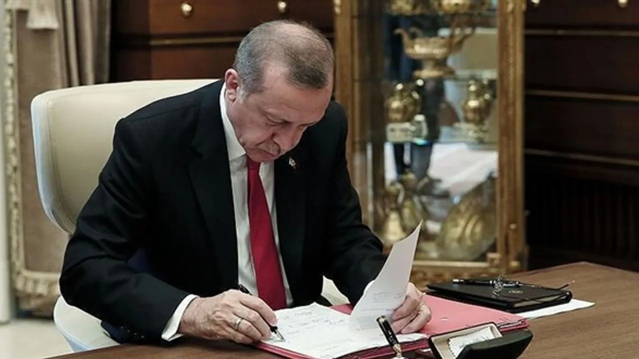 Resmi Gazete kararlarına göre, Cumhurbaşkanlığı Kabinesinde iki bakan değişikliği yapıldı.