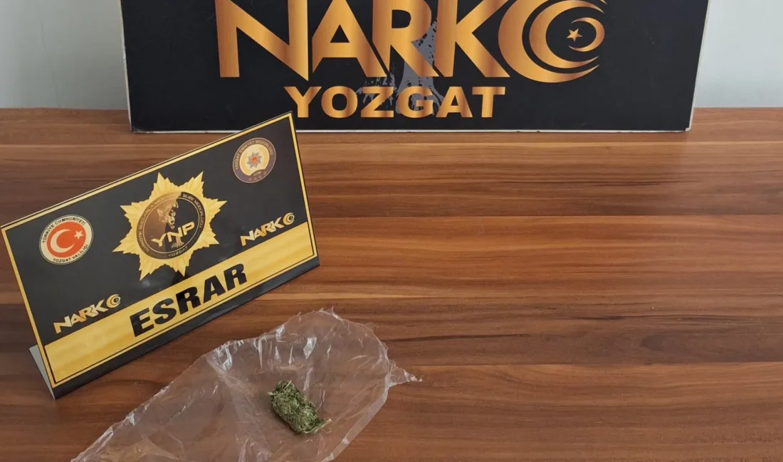 Durdurulan araçta, 2 şahsın üzerinde yapılan aramada 2,12 gram esrar