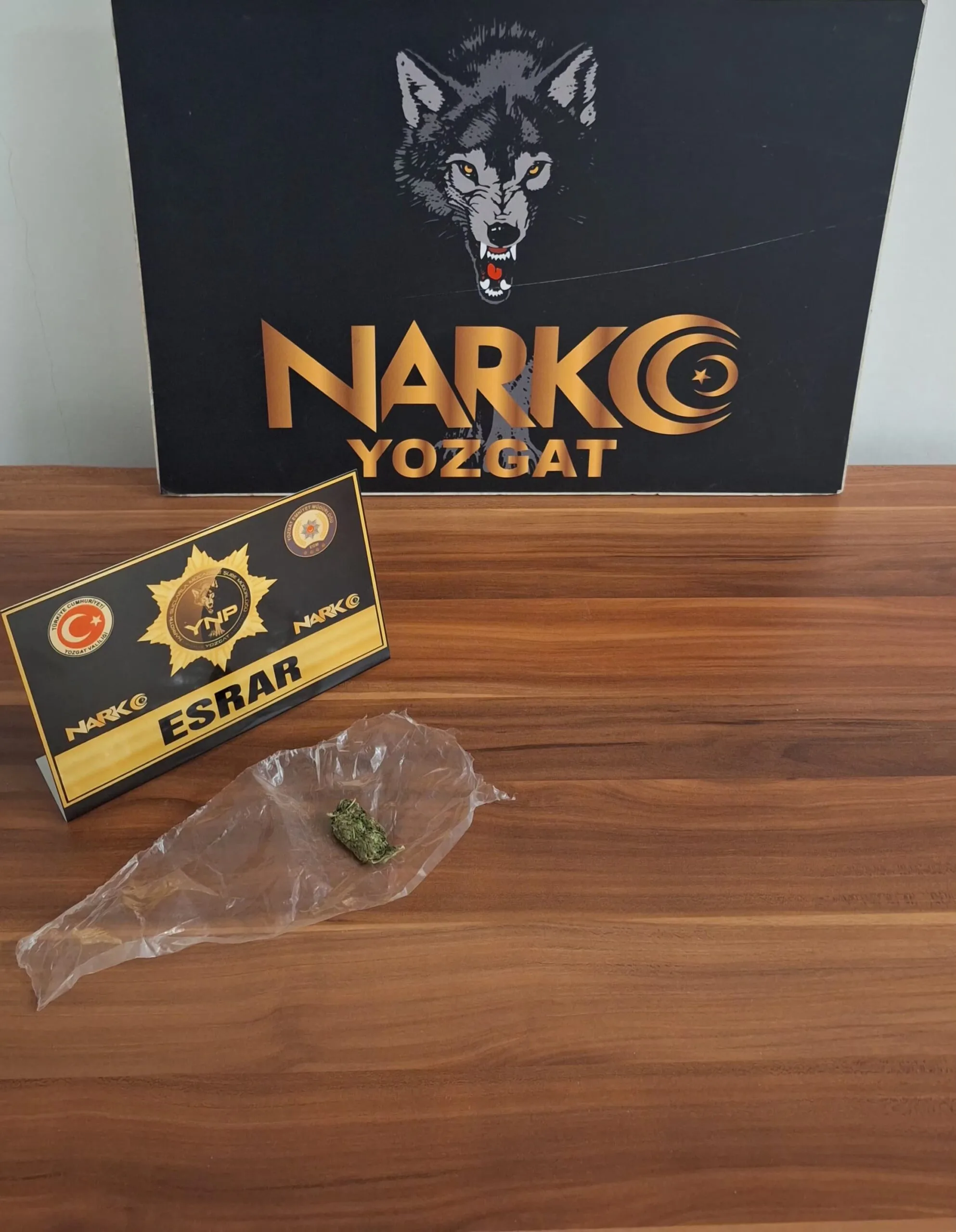 Durdurulan araçta, 2 şahsın üzerinde yapılan aramada 2,12 gram esrar