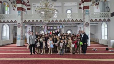 Yerköy İlçe Müftülüğü tarafından düzenlenen etkinlikte çocuklara Kur'an-ı Kerim hediye