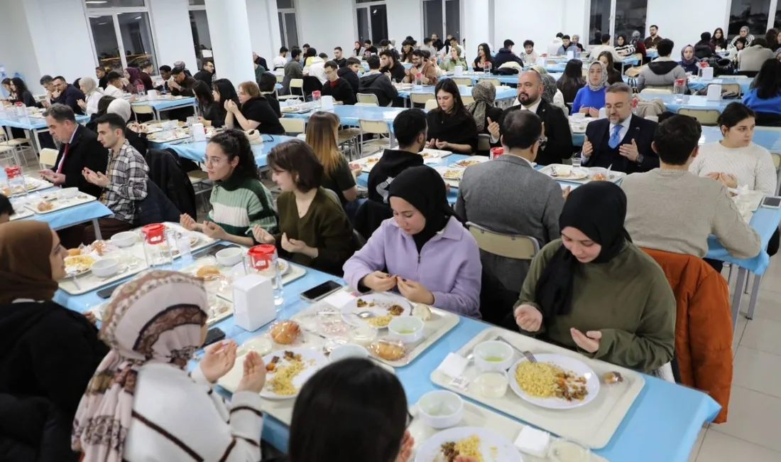 Yozgat Bozok Üniversitesi Rektörü Prof. Dr. Evren Yaşar, öğrencilerle iftar
