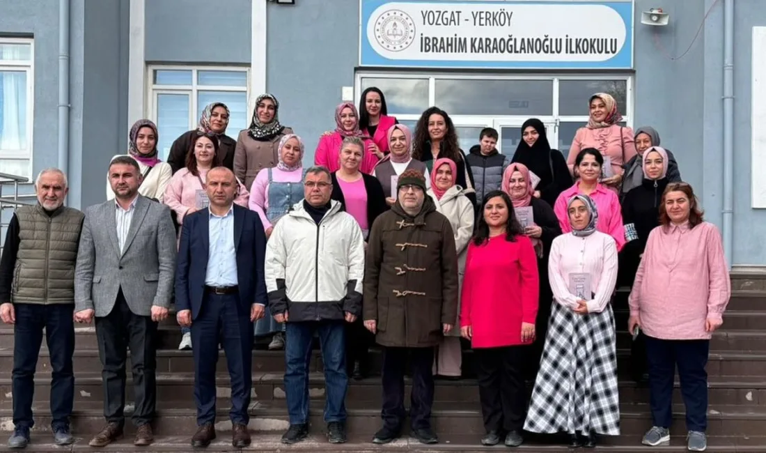 Yozgat'ın Yerköy ilçesinde "Anneler Okuyor" projesi çerçevesinde gerçekleştirilen etkinlikte yazar