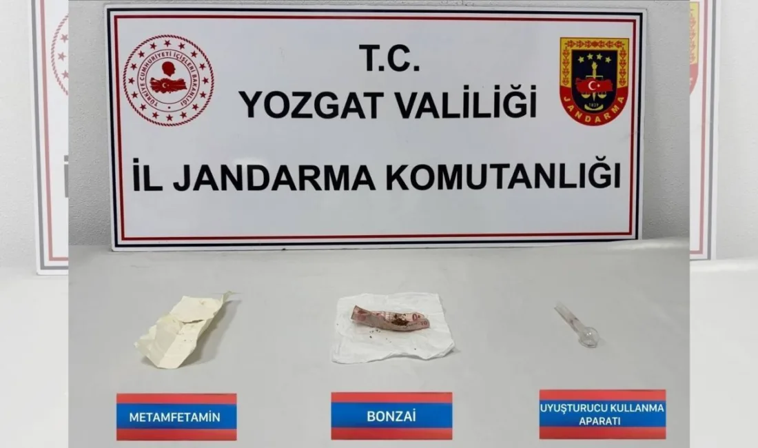 Yozgat'da jandarma ekipleri, durdurduğu araçta metamfetamin ve bonzai ele geçirdi.