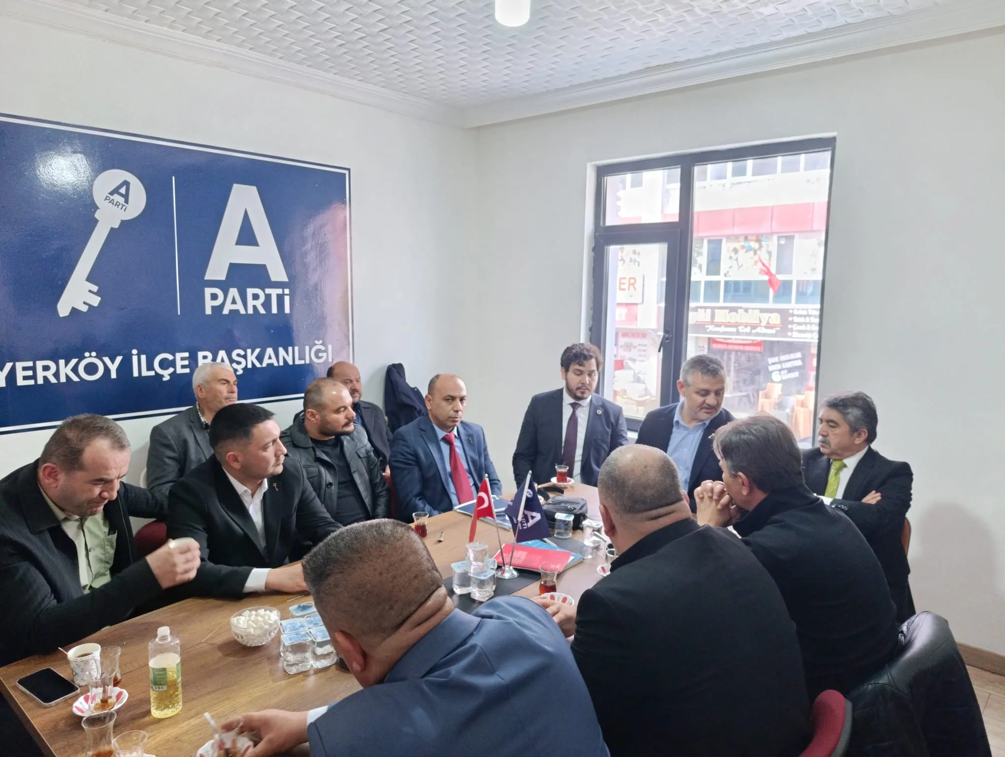 Anahtar Parti’nin ilçe başkanları toplantısı, Yerköy’de yoğun katılımla düzenlendi. Toplantıda