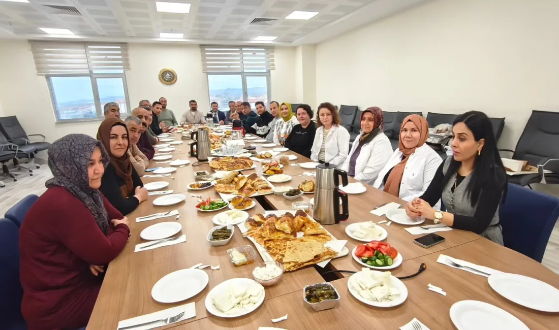 Yerköy Devlet Hastanesi’nde düzenlenen kahvaltı programında yönetim ve idari personel
