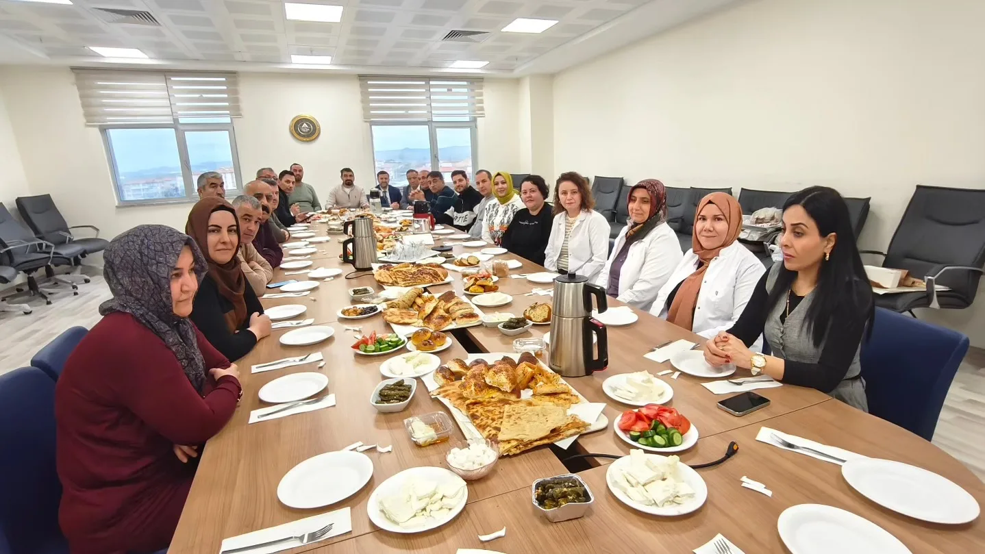 Yerköy Devlet Hastanesi’nde düzenlenen kahvaltı programında yönetim ve idari personel