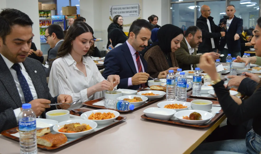 Çiçekdağı’nda düzenlenen iftar programında protokol üyeleri, Mecidiye Kız Öğrenci Yurdu’nda
