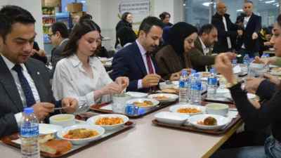 Çiçekdağı’nda düzenlenen iftar programında protokol üyeleri, Mecidiye Kız Öğrenci Yurdu’nda