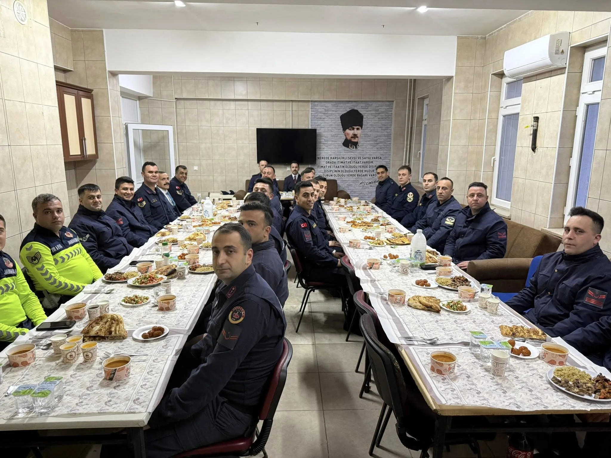 Kırşehir’in Çiçekdağı ilçesinde düzenlenen iftar programında Kaymakam Durdu Yavuz Öğüt,