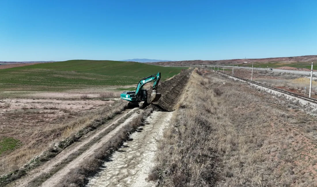 Yerköy ilçemize bağlı Yenimahalle’de bulunan sulama kanalında başlatılan temizlik çalışmaları,