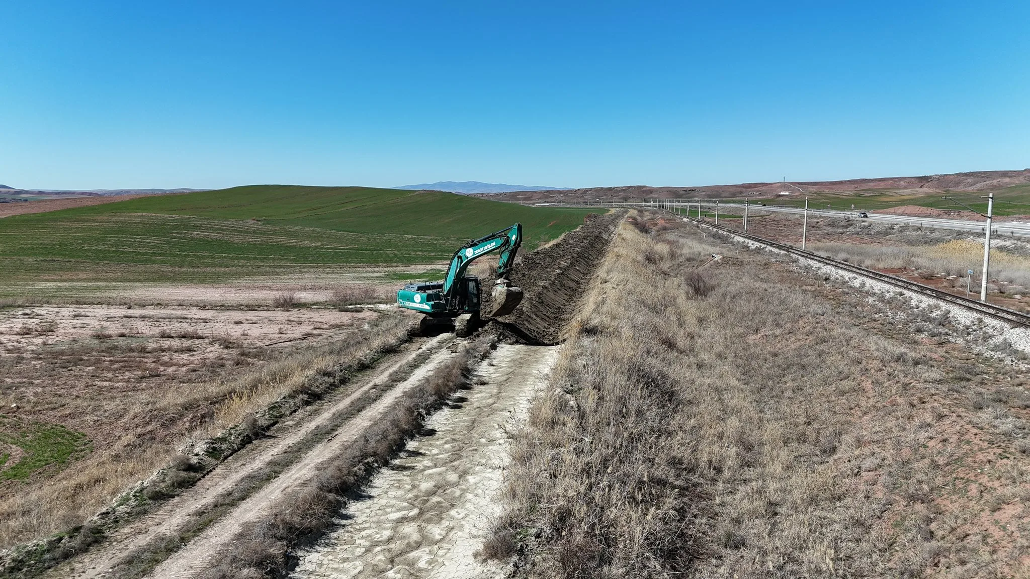 Yerköy ilçemize bağlı Yenimahalle’de bulunan sulama kanalında başlatılan temizlik çalışmaları,