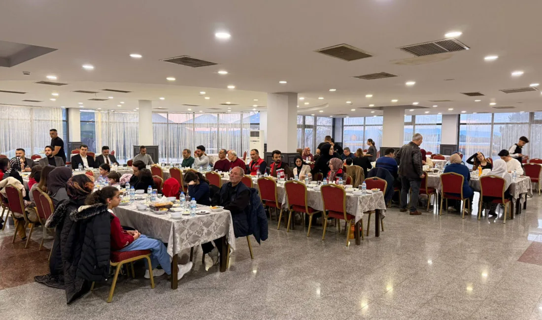 Yerköy’de Dünya Yetimler Günü kapsamında düzenlenen iftar programında öksüz ve